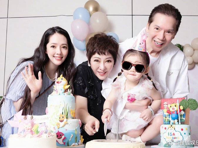 向太晒全家为郭碧婷庆生照# #向太郭碧婷生日晒全家福_向佐_夫妇_感情