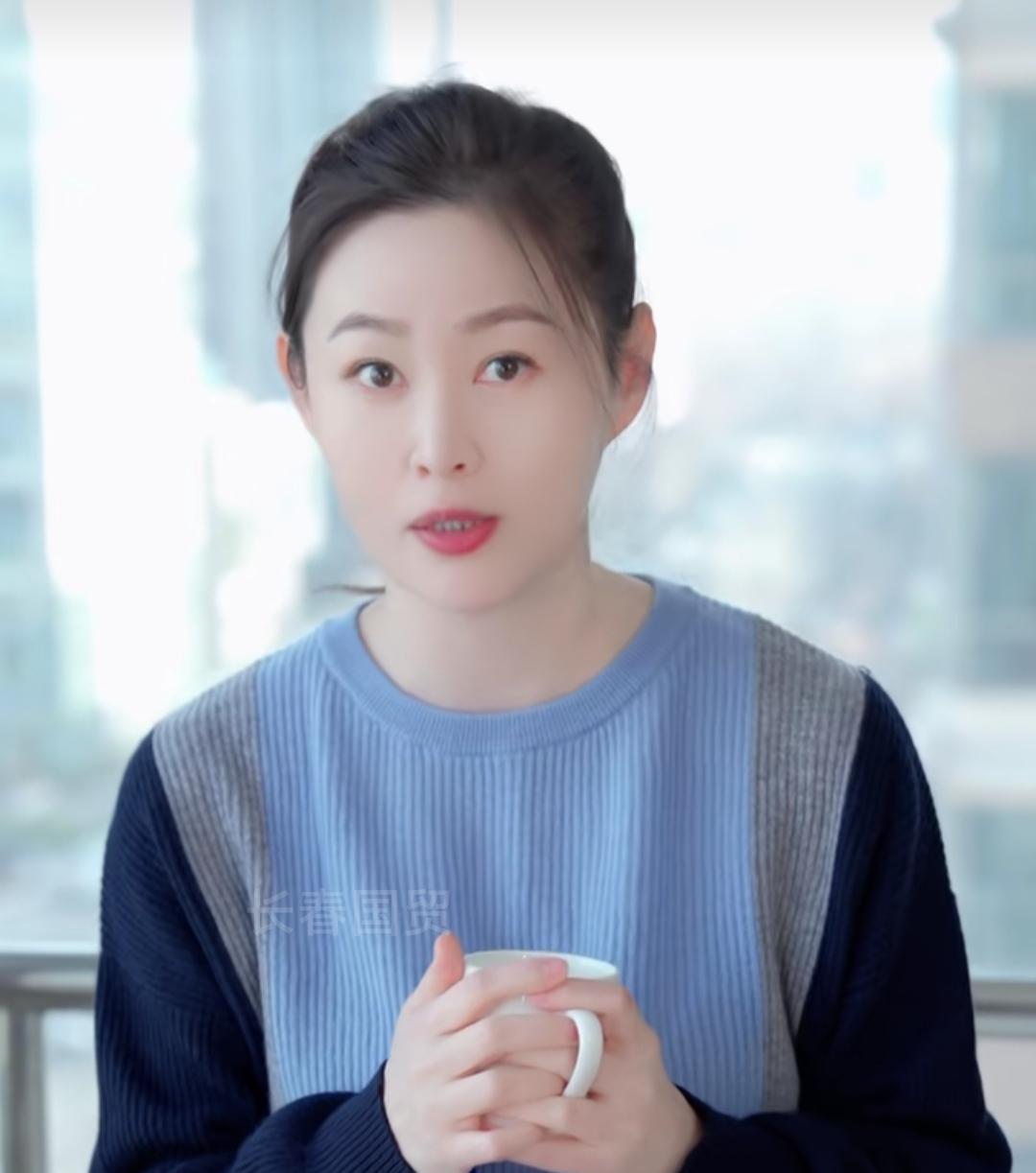 她一身休闲打扮,身体纤细皮肤白皙,面带微笑给粉丝介绍保养秘笈.