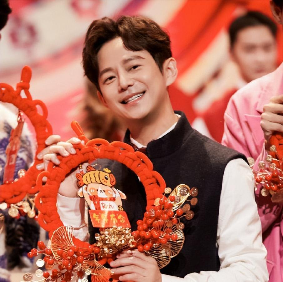 芒果台春晚何炅连轴转吃力主持,力捧的新生代男主播只剩他没翻车_工作