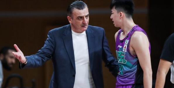 这个教练真的很帅,但临场指挥能力,确实不行_比赛_罗萨_山东男篮