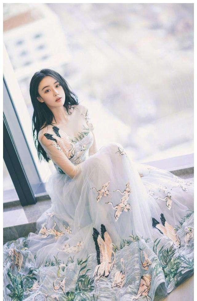 张馨予a爆了,黑色西装套装变身男装大佬,造型有点意思_时尚_气质_短发