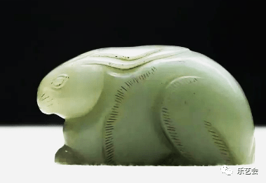玉兔望月摆件 宋代玉器博物馆藏到了元代至明初,以兔为题材的玉器更为
