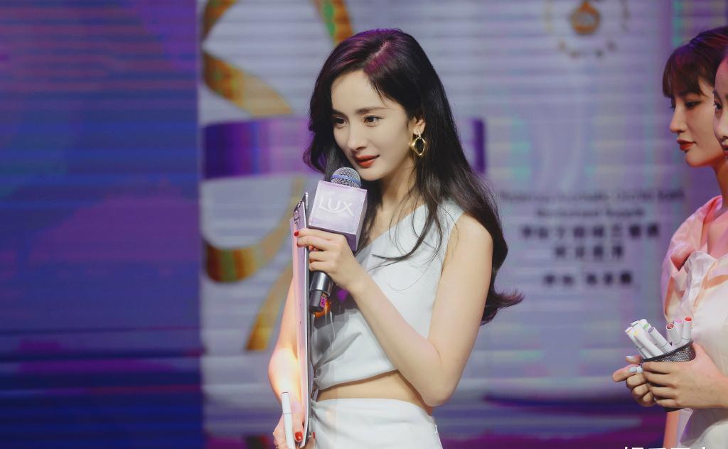 杨幂出镜活动大秀身材,弯腰时衣服差点崩开,透露今年演唱会情况引期待