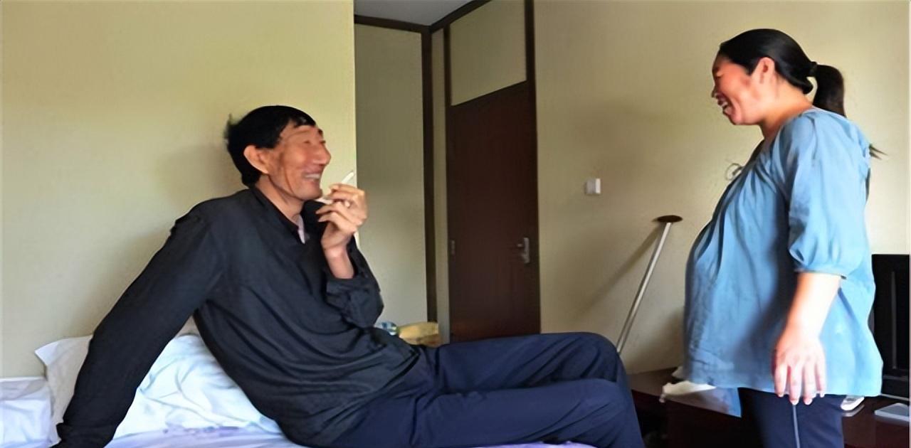 中国第一巨人鲍喜顺:不听医生劝告执意生下一子,结果如何?