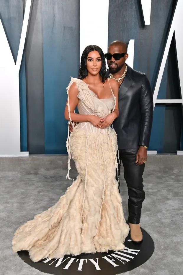 歌手坎耶在与金卡戴珊分手两个月后娶了设计师比安卡_侃爷_孩子_yeezy