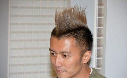 继"螃蟹式"巧克力涂鸦后,谢霆锋又用熨斗烫出鸡冠头!
