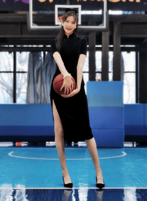 1米95女篮许诺,颜值高被赞女神,退役后当网红,35岁单身