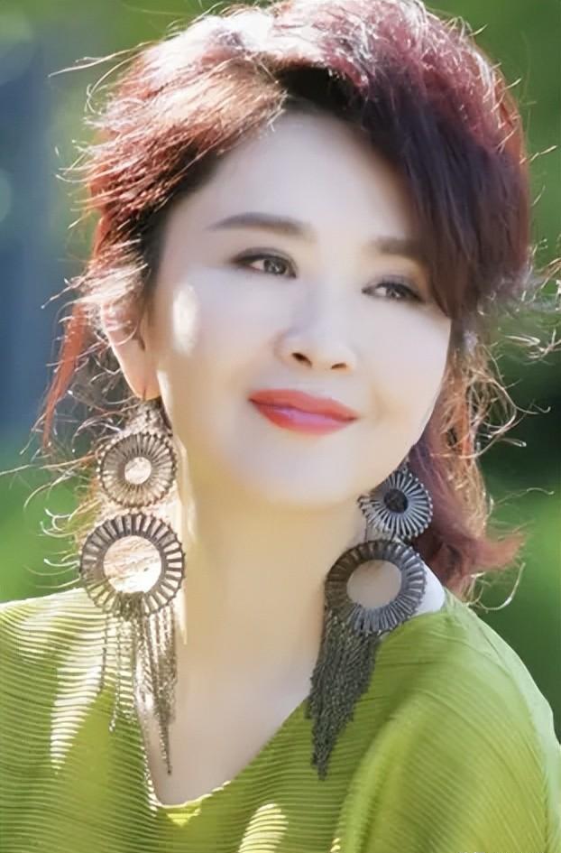 十佳主持田歌,靠《光荣绽放》爆火,和尤小刚离婚后