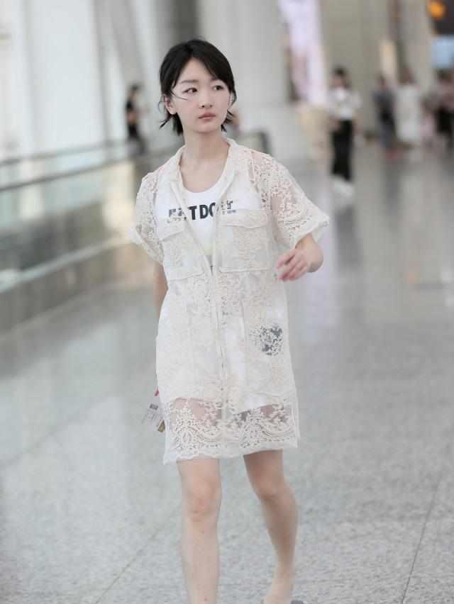 不过,如果要谈光环,估计得输给穿人字拖的周冬雪.