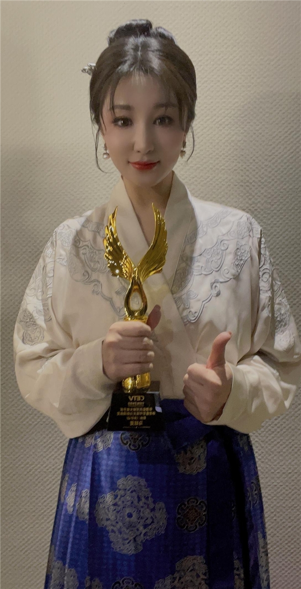 歌手马婧雯与满文军,周艳泓,龙梅子,叶贝文,陈雅森,苏勒亚其其格,彭筝