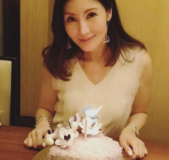 48歲李嘉欣撒狗糧,親自曬出與老公許晉亨恩愛照!_豪門_生日_男方