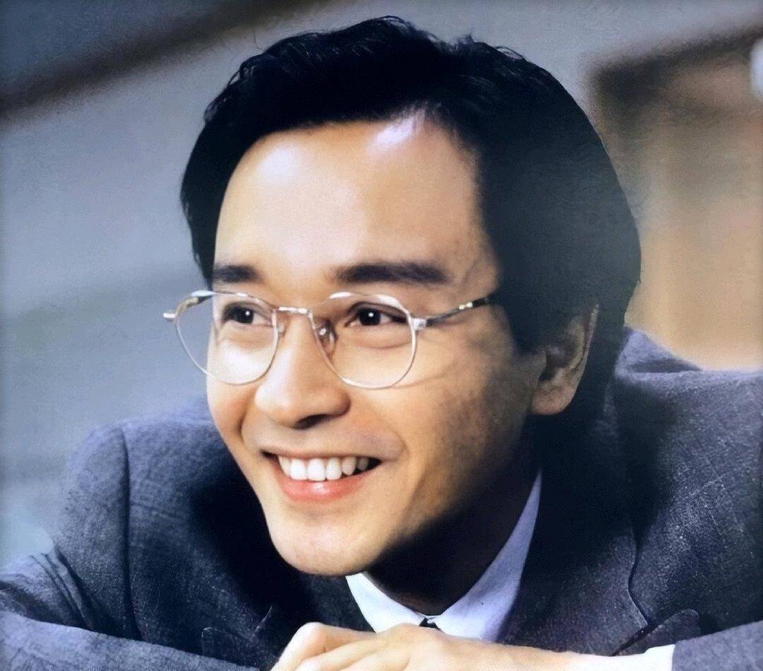 后来哥哥买了一本书叫《张国荣的时光》,作家志摩千岁.