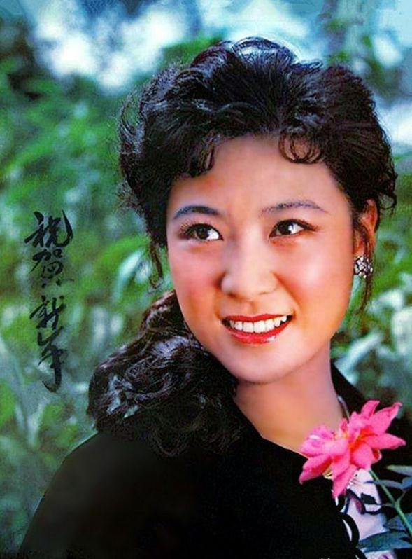 王骁:宁做配角15年,也不靠影后母亲王馥荔,今44岁成人生赢家_戏曲