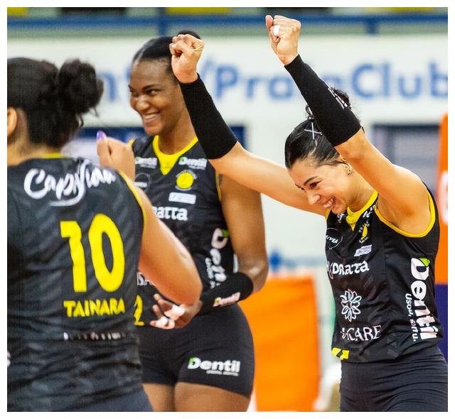 拦网17比6碾压对手,巴西主攻空砍26分_阿曼达_马丁内斯_乌韦兰迪亚