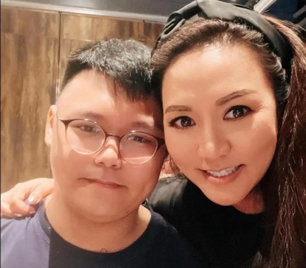 49岁黎瑞恩罕露面,手拎背篓乡间采茶心情好,穿衣朴素无人识_生活_网友