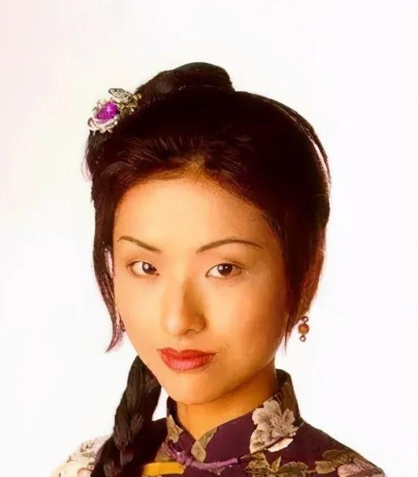 徐濠萦出生在普通家庭,中学读完就踏入社会.