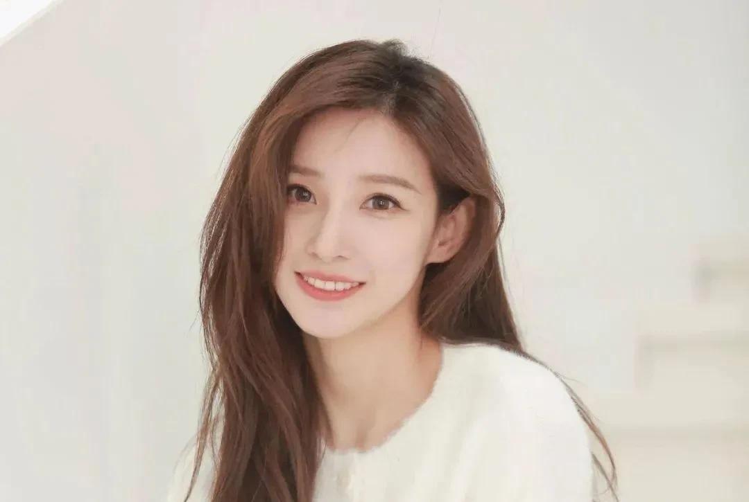 23年央视春晚主持人阵容发布,一姐李思思未入选,90后新秀占13_王嘉宁