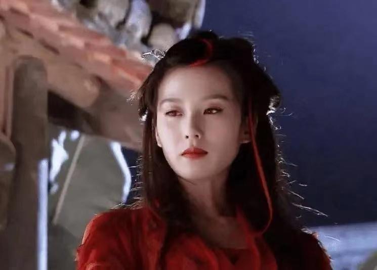 在之后的两年里,刘诗诗也出演了不少影视作品,例如《飞花如蝶》