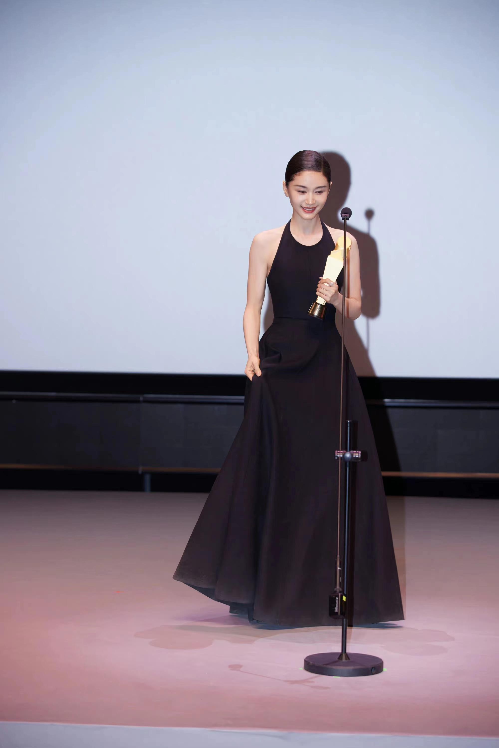 王子文亮相平遥国际电影展,穿小黑裙登台领奖,优雅又显气质!