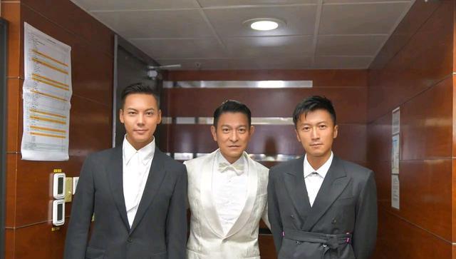 刘德华谢霆锋陈伟霆合照,三大帅哥穿西装身姿笔挺,画面相当养眼_显得