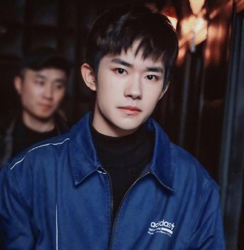 易烊千玺新造型曝光,长发油头太扎眼,意外撞型华晨宇_风格_明星_发型