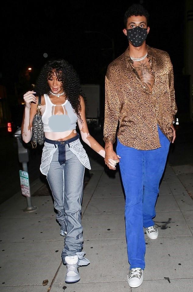 前锋凯尔·库兹马(kylekuzma),前者女友温妮·哈洛(winnieharlow)的手