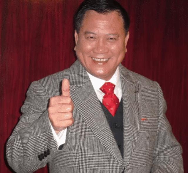 64岁万梓良再次晒近照,疑似定居小县城,打扮十分接地气_演出_皱纹