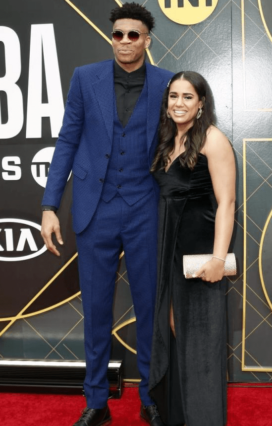 字母哥妻子虽然相貌平平,但运动天赋非常出色,曾是排球健将_玛丽亚_管