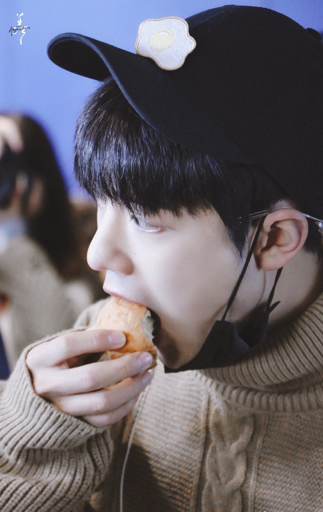 肖战晒小面包照片,文案俏皮又可爱,肖战工作室评论区却"沦陷"了_vlog