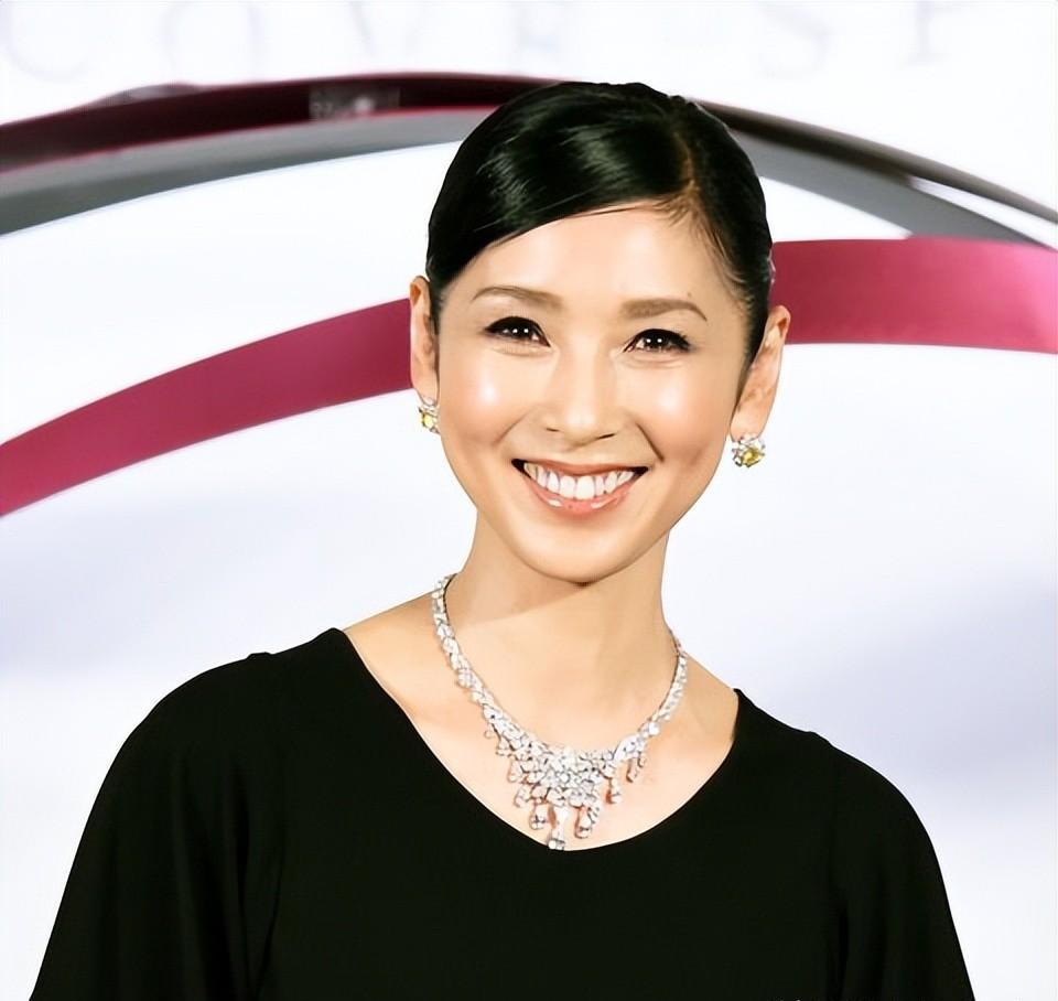 62岁黑木瞳国外演艺圈奇迹美魔女!