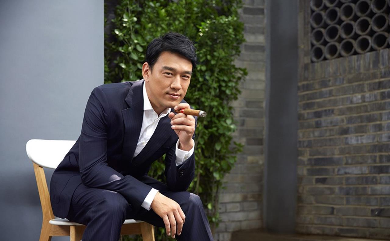 长相"贵气"的演员,这辈子演不了穷人,连拍戏的西装都要定制_王耀庆