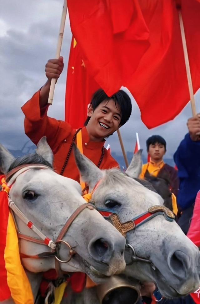 丁真骑马巡游为奥运健儿加油助威,手持国旗满是骄傲