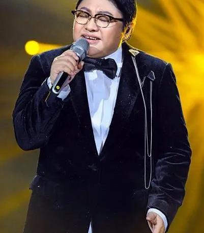 1999年,贵州缆车坠毁,韩红收养2岁孤儿,并为他终身未嫁,为何_潘子灏