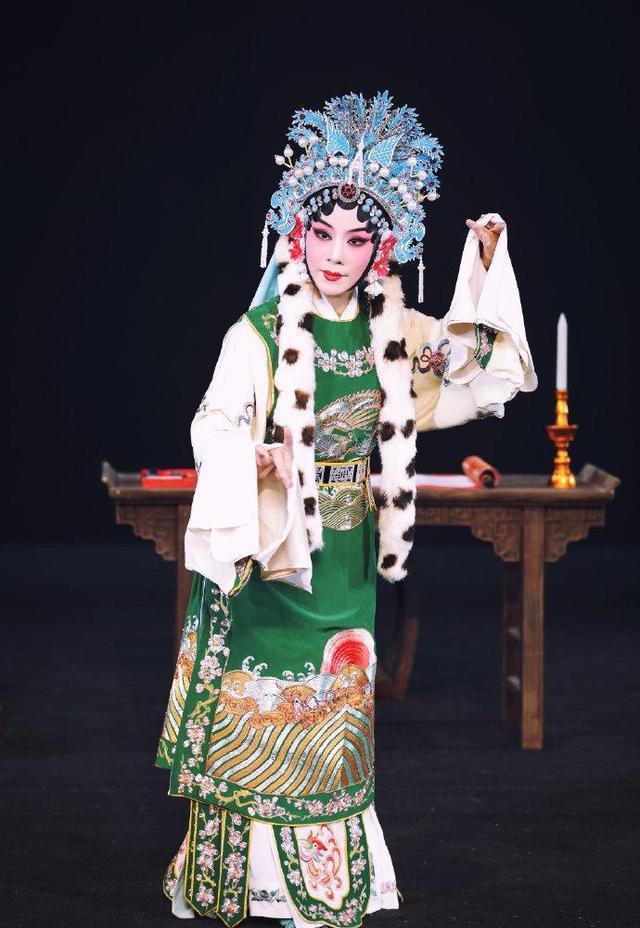 "标准传人"迟小秋"为何毁誉参半_程派_王吟秋_李世济