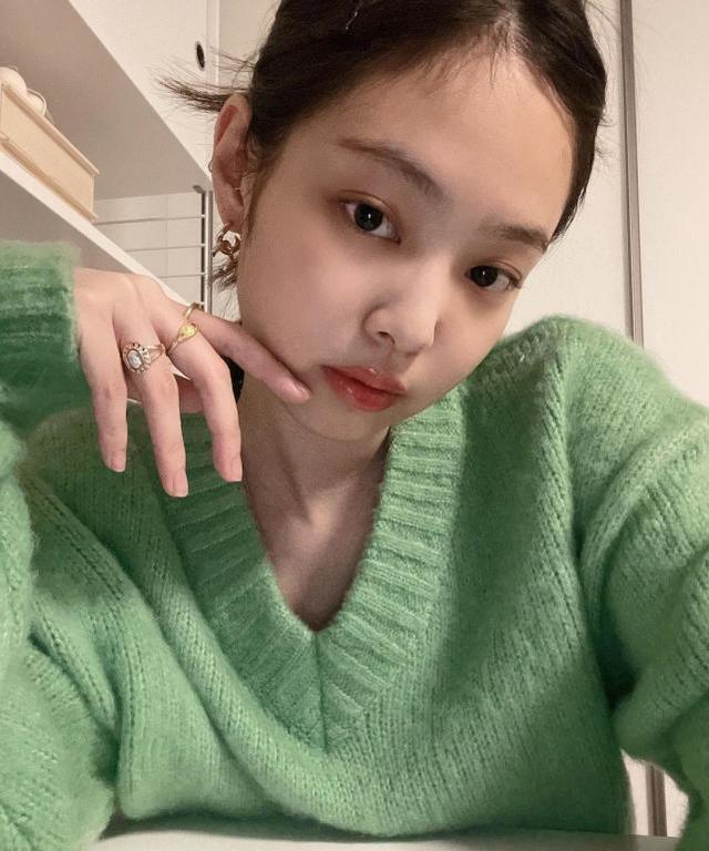 blackpink成员jennie晒照,牛油果绿配草莓太嫩,指尖托脸撩人_妮妮