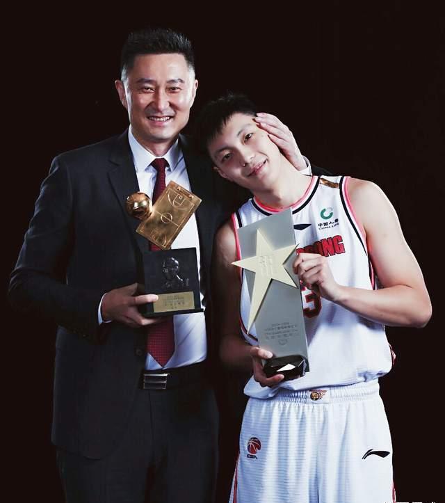 胡明轩从小便开始了篮球训练,胡建顺也会将胡明轩送到新疆男篮训练营