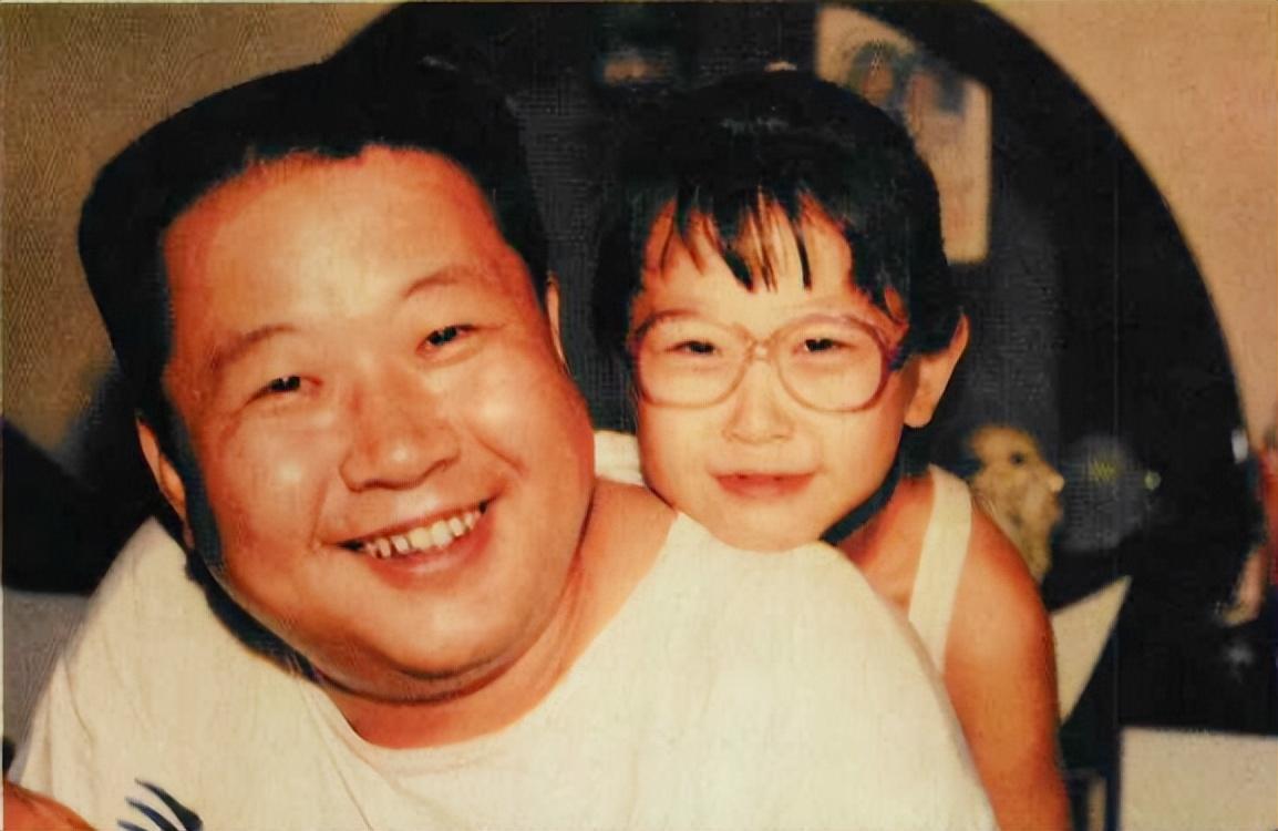 牛振华:从厨师逆袭为著名笑星,酒驾离世19年后妻女情况怎样?