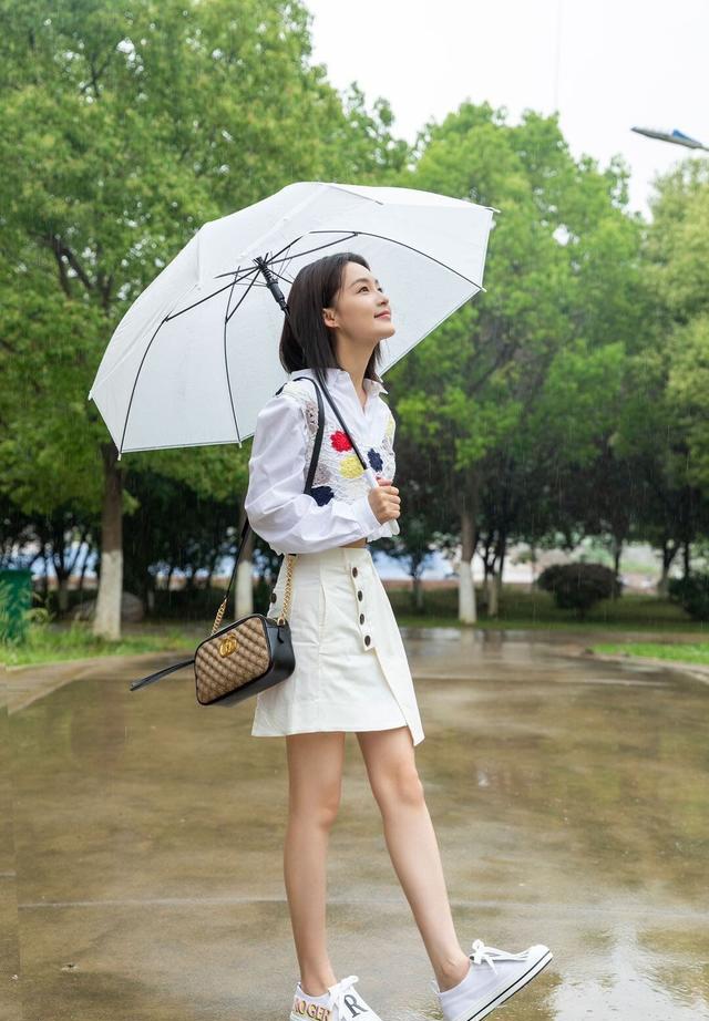 随着天气愈发炎热起来,下雨的次数也变多了,5月14日,李沁打卡#把夏天