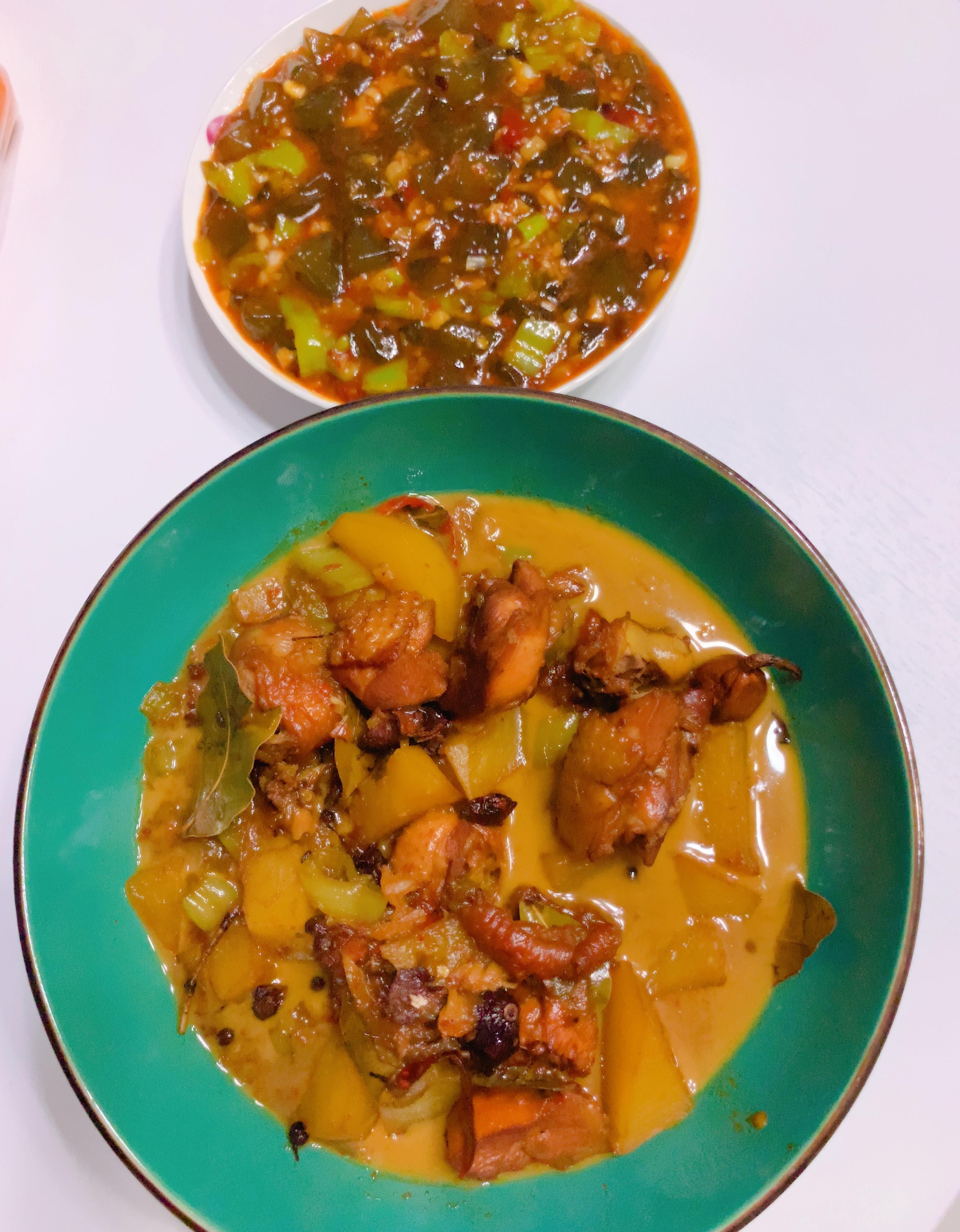 从家里带了家里杀的老母鸡的鸡肉趁着周末闲着在家做了土豆大盘鸡