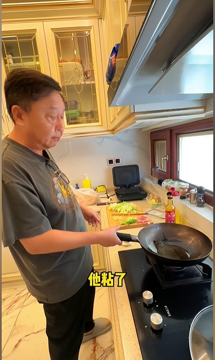 53岁于谦豪宅内下厨做饼!