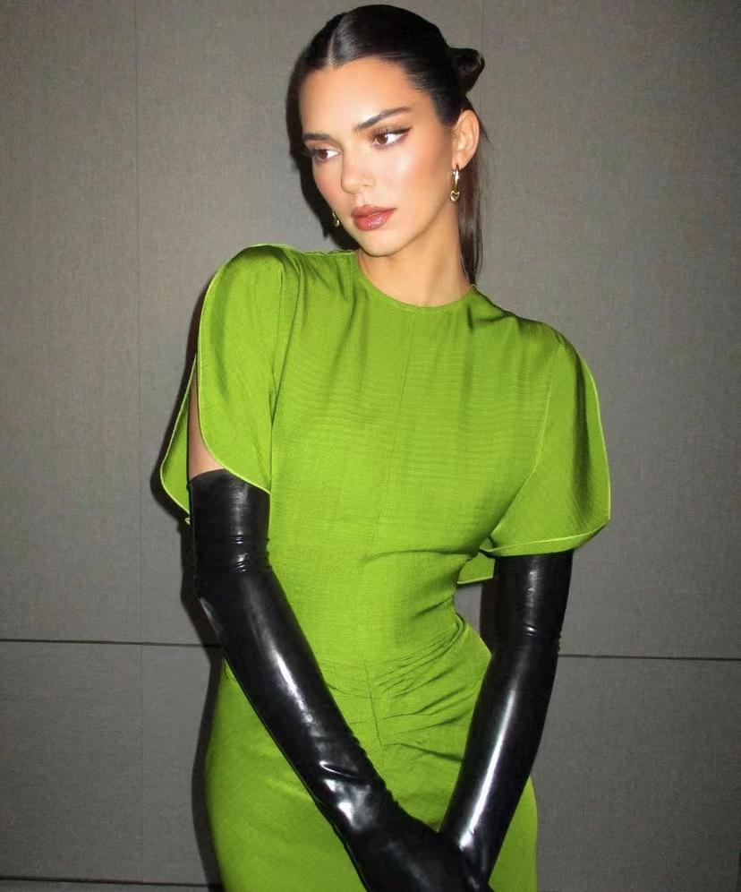 高贵气质,詹娜穿绿色长裙,出席派对,又秀大长腿,再见了,布克_发布会