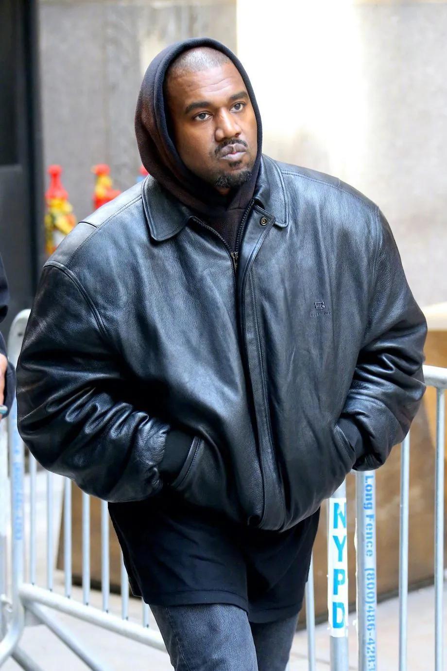 24小时三个瓜,助理伺候赵露思穿袜子,向太直播,侃爷无故失踪_网友_做