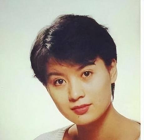 一是因为民族情绪,二是父亲觉得史兰雅还年轻,就算演戏也不能放弃学业