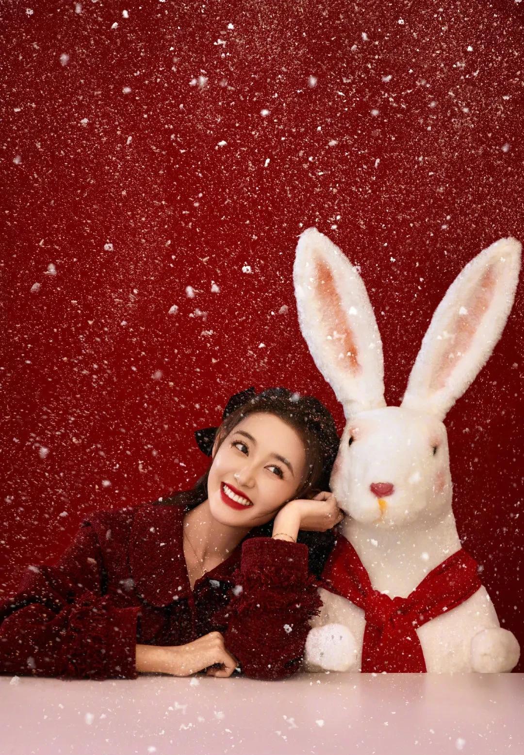 蒋依依除夕大片好像童话世界 红色套装配上飘雪的场景,氛围感一整个拉