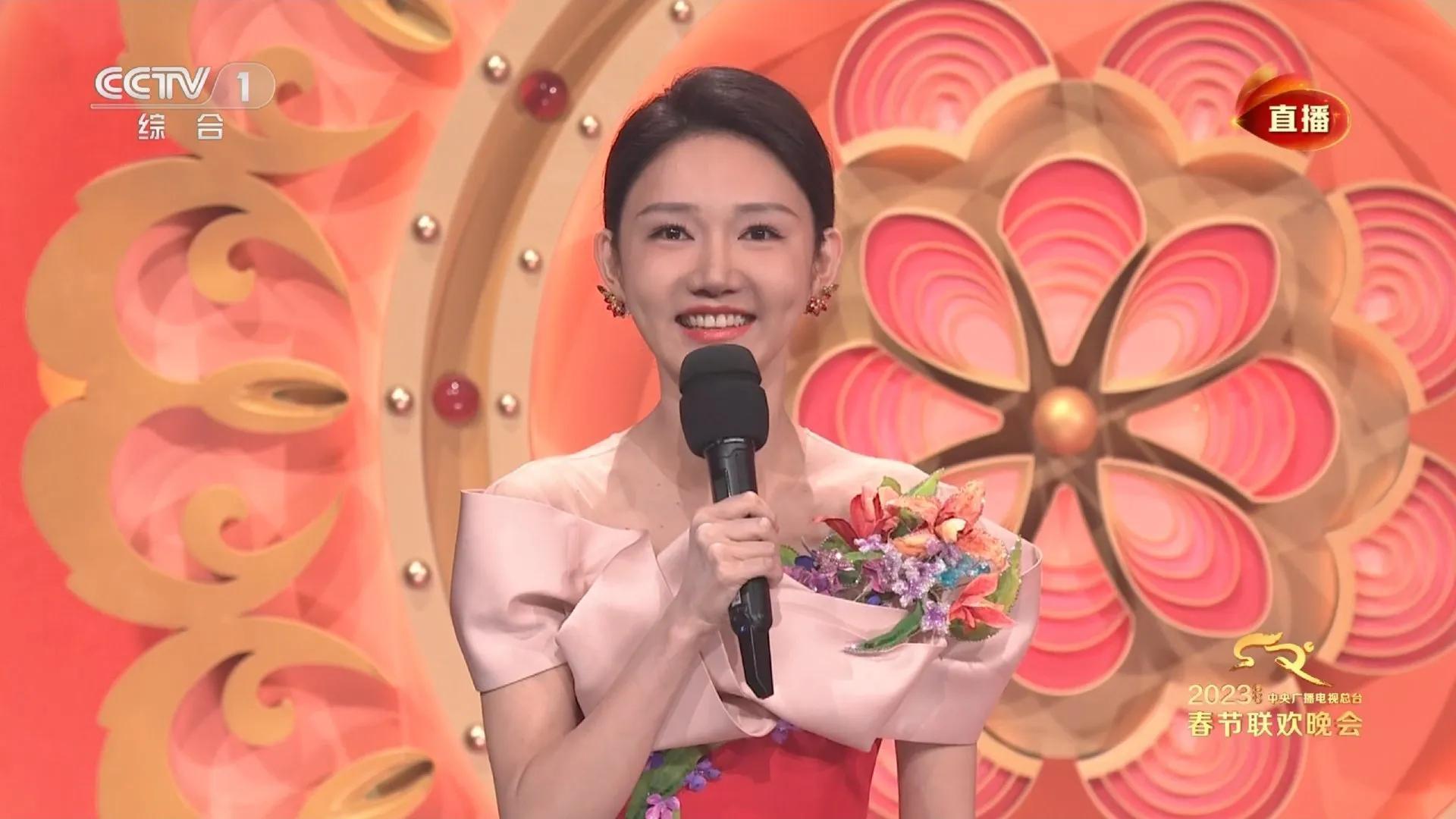 央视春晚的3个女主持:最小的29岁,年轻但能力强,个个冰清玉洁_王嘉宁