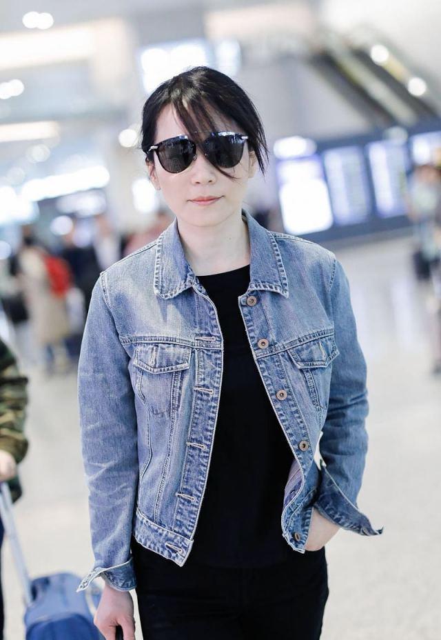 俞飞鸿穿牛仔褂造型青春减龄,美腿纤细脚步轻盈温柔而不失气场_气质