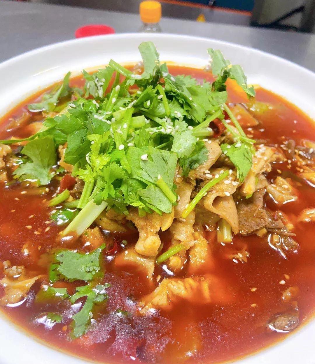 干辣椒节,干花椒,继续炒至最后放入毛血旺料炒开即可加入牛杂底汤熬制