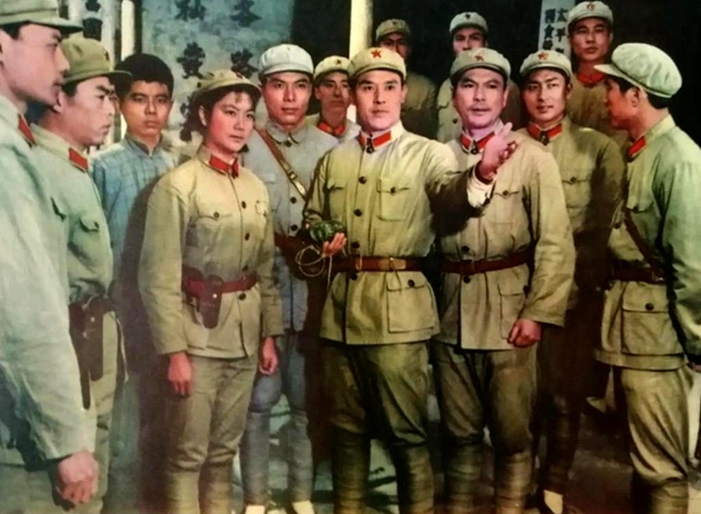 46年前《难忘的战斗》,扣人心弦,达式常演田文中,演员近况如何_代表作