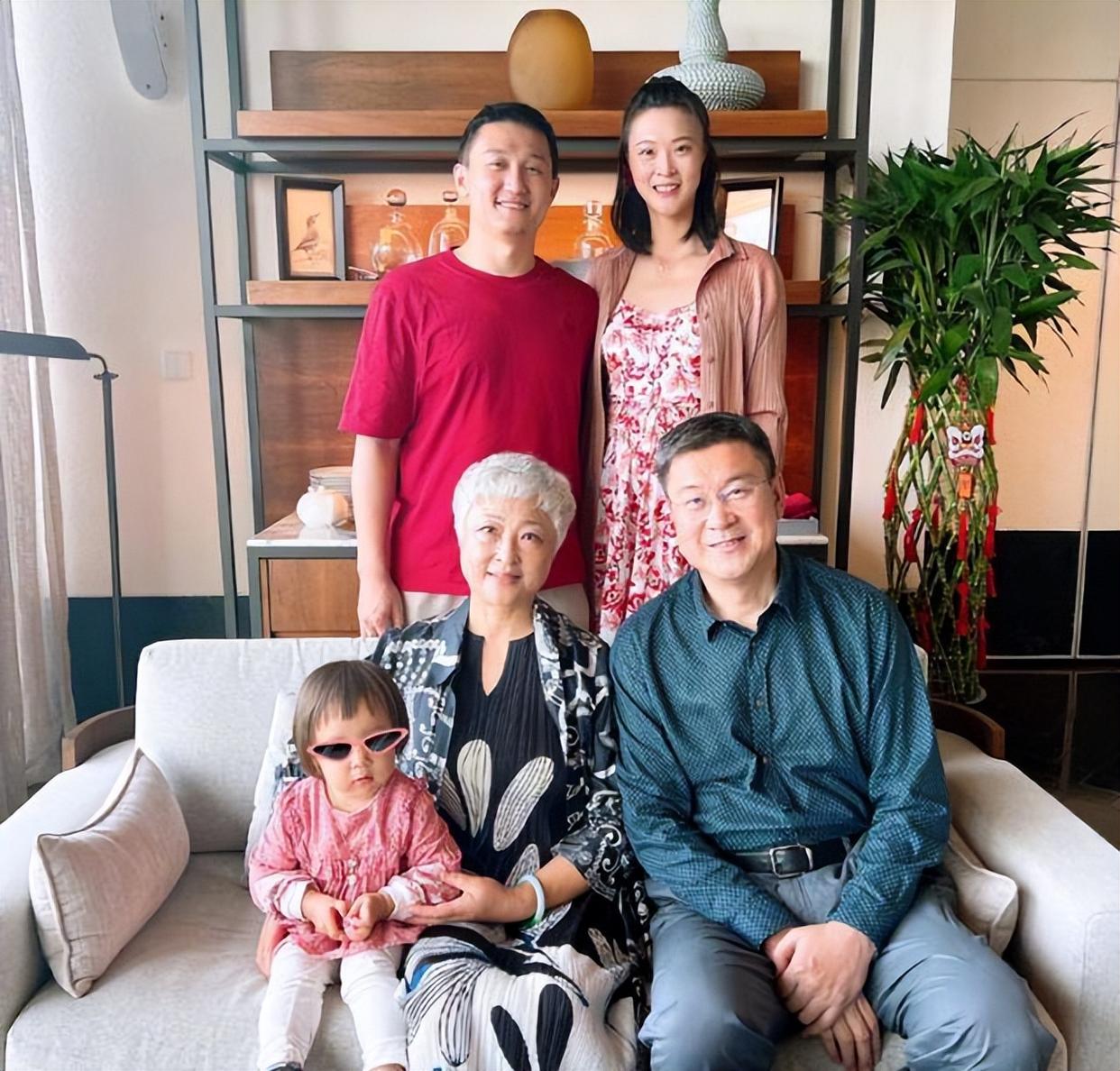 穿泳装显傲人身材,妈妈满头白发,老公邋遢_杨臻博_家庭_一家