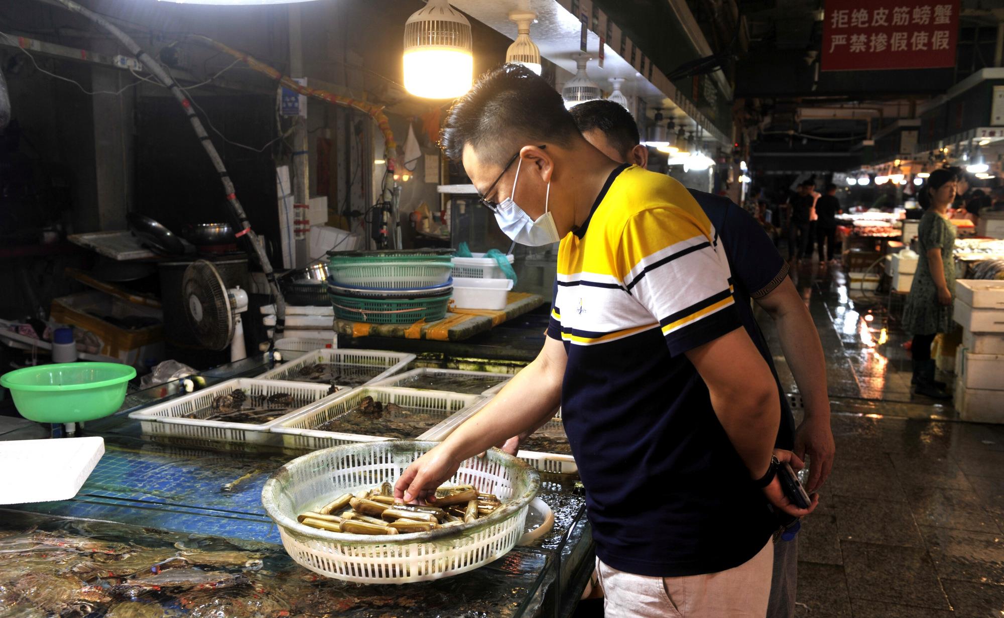 水产店里老板还可以看蟹壳两侧的蟹脚,将蟹子翻开到肚皮,两角尖尖白